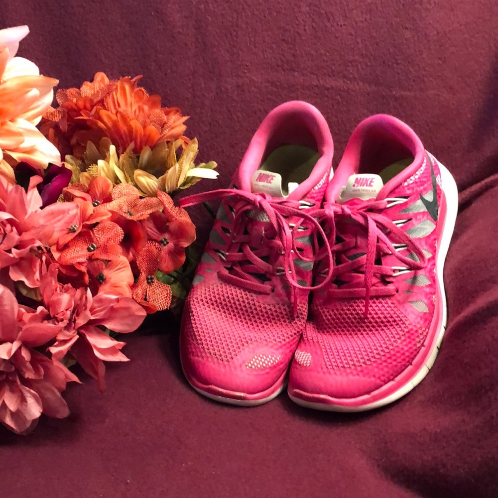 💗 🎀GUC Nike Free Run 5.0 sneakers-size 8 💗🎀